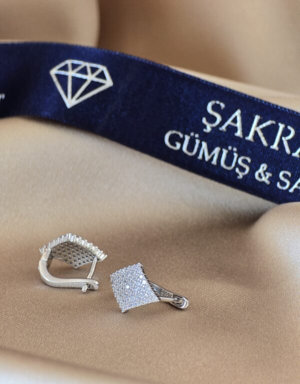 Kare Taşlı Modern Gümüş Küpe – 3 gr | Şakra Gümüş & Saat