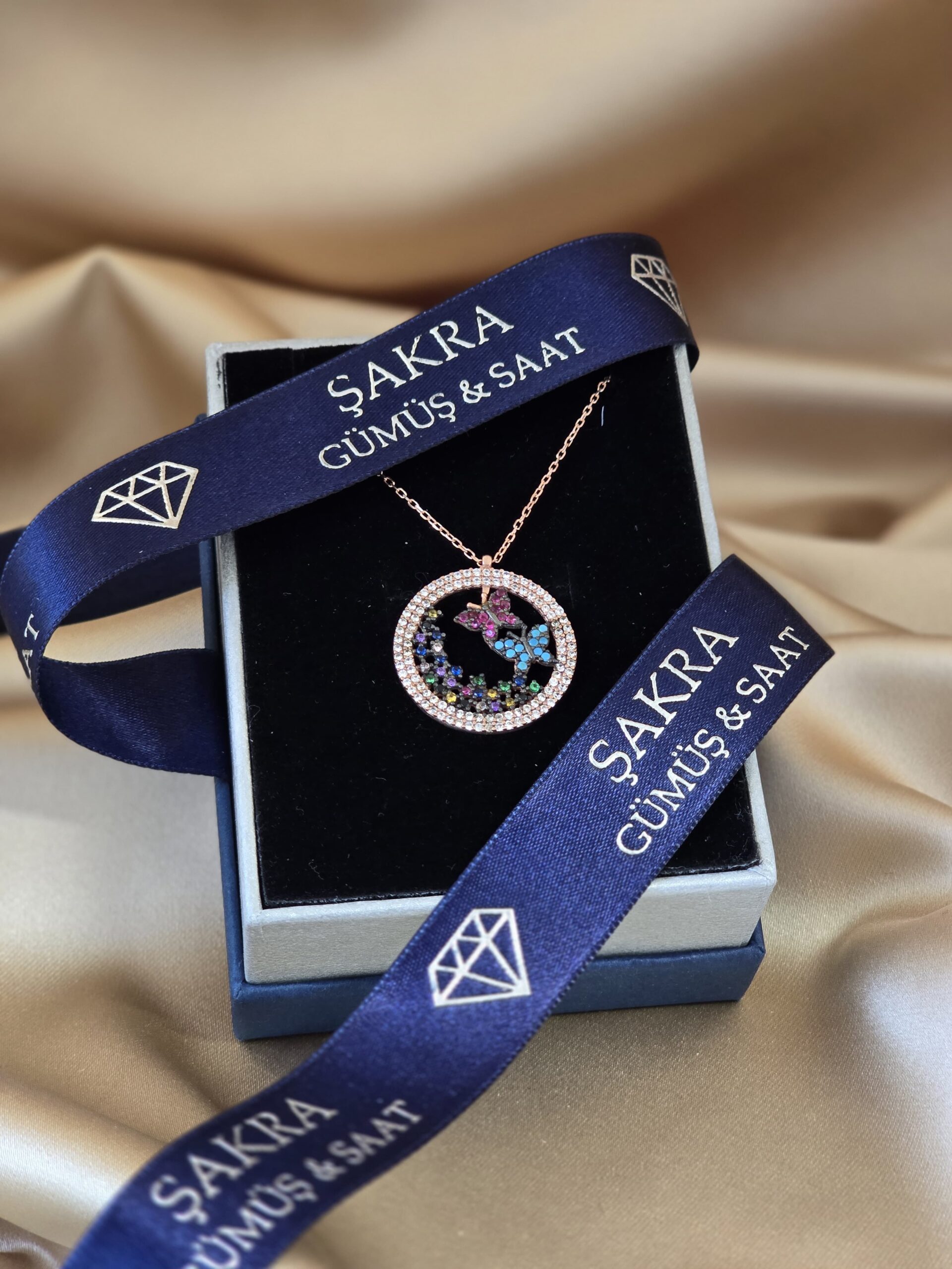 Renkli Kelebek ve Çiçek Figürlü Yuvarlak Tasarım 925 Ayar Gümüş Kolye – Rose Kaplama - Görsel 3