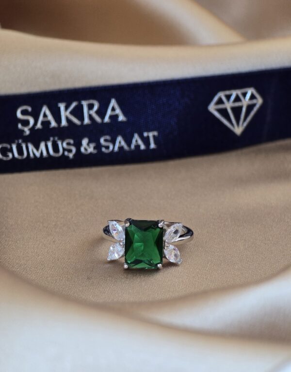 Zümrüt Yeşili Baget Kesim Taşlı Bayan Gümüş Yüzük – 3.4 gr | Şakra Gümüş & Saat