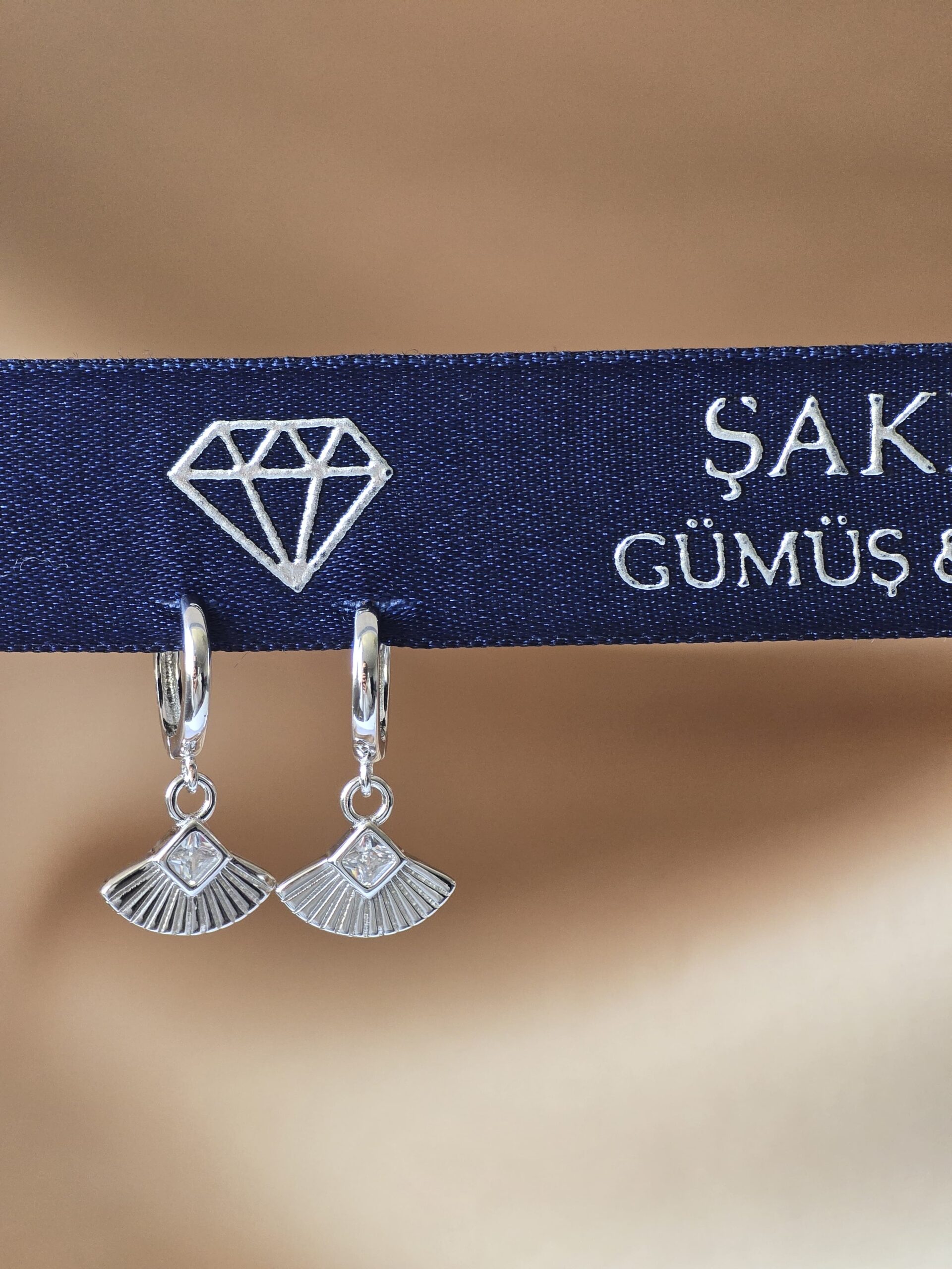 Yelpaze Figürlü Sallantılı Minimal Gümüş Küpe