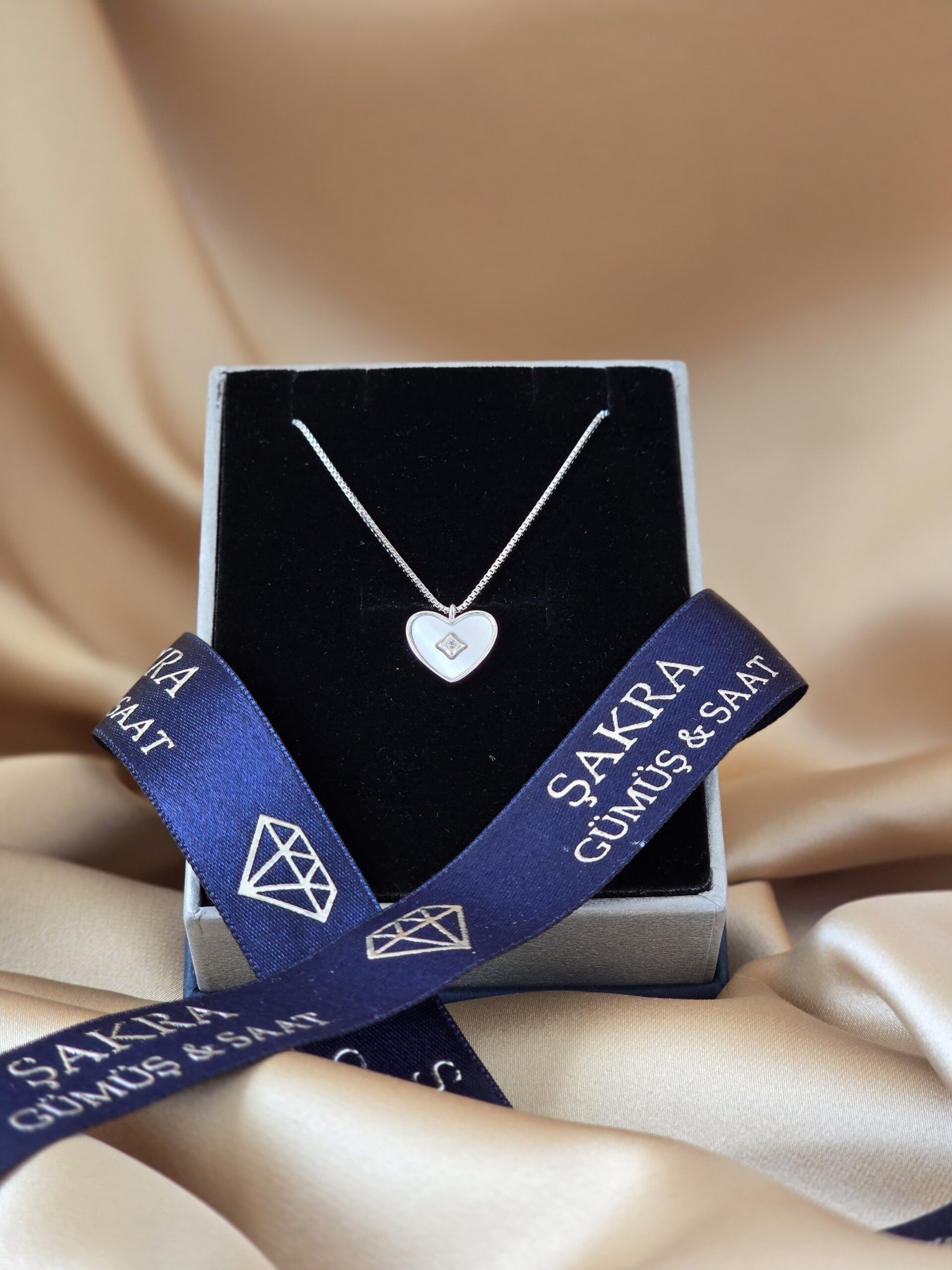 Sedef Kalp Formlu Zirkon Detaylı 925 Ayar Gümüş Kolye - Görsel 2