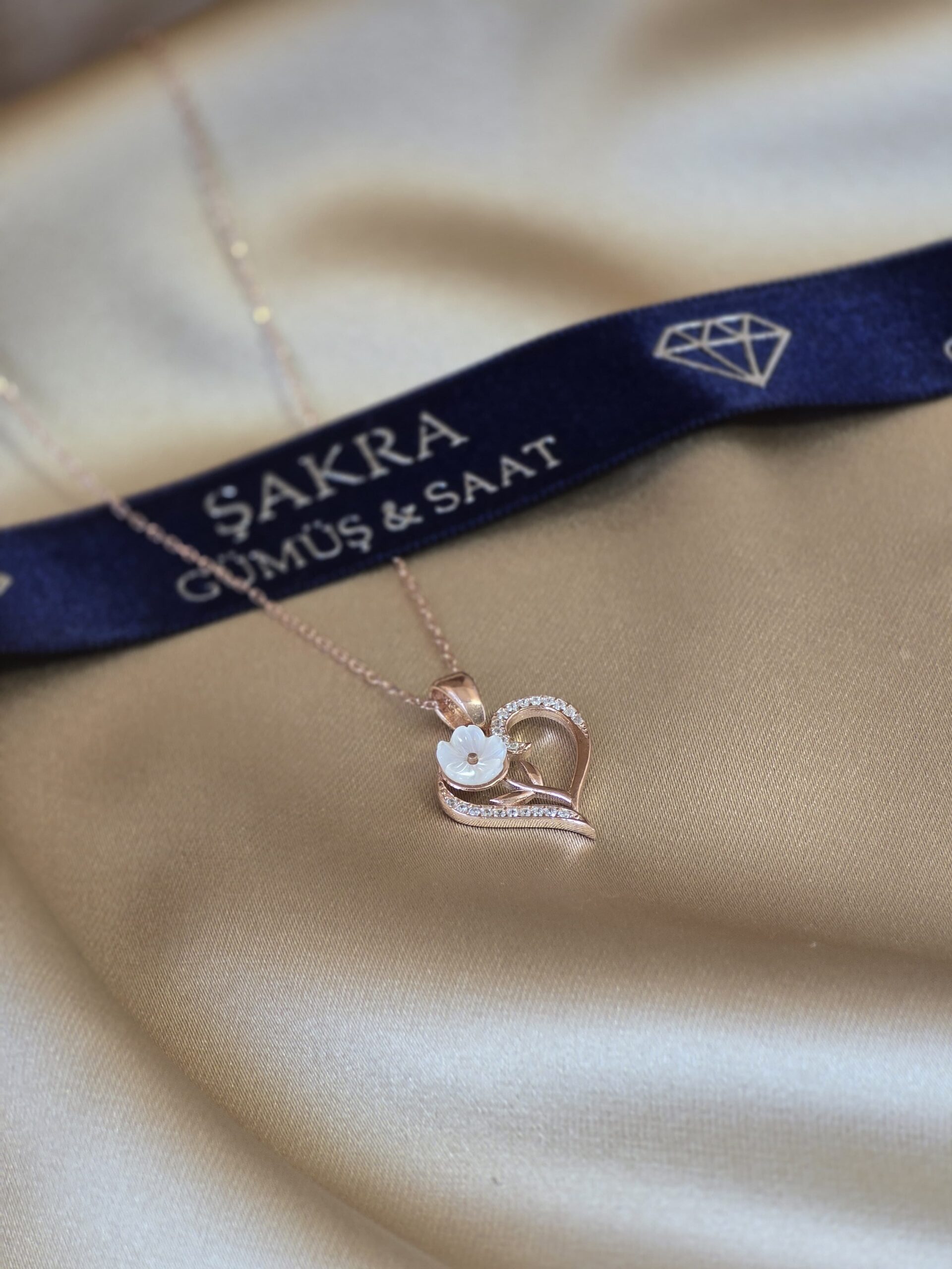 İnci Çiçek Detaylı Kalp Tasarım 925 Ayar Gümüş Kolye – Rose Kaplama