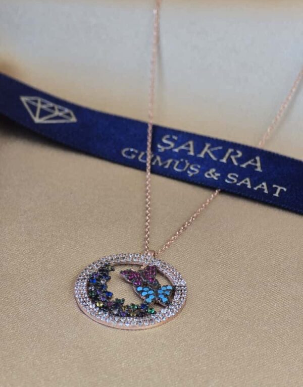 Renkli Kelebek ve Çiçek Figürlü Yuvarlak Tasarım 925 Ayar Gümüş Kolye – Rose Kaplama