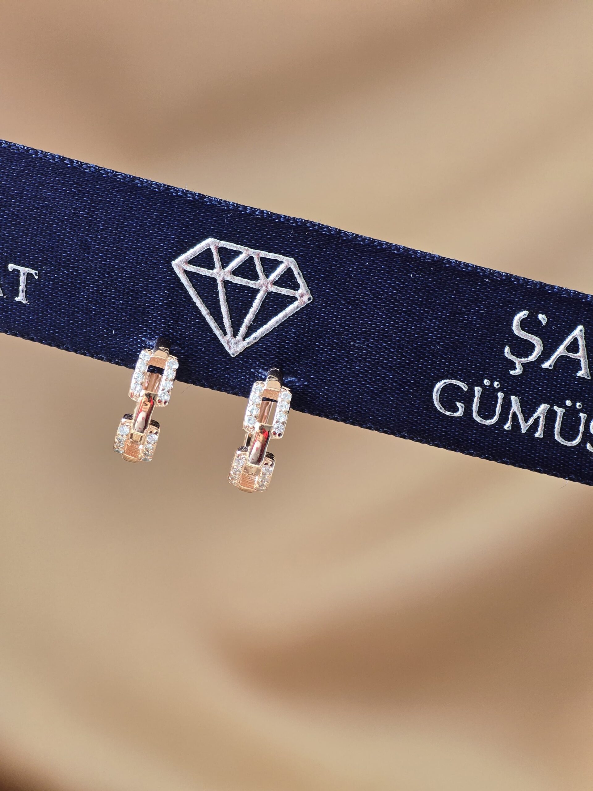 Rose Gold Bağlantı Formlu Taş Detaylı Mini Gümüş Küpe