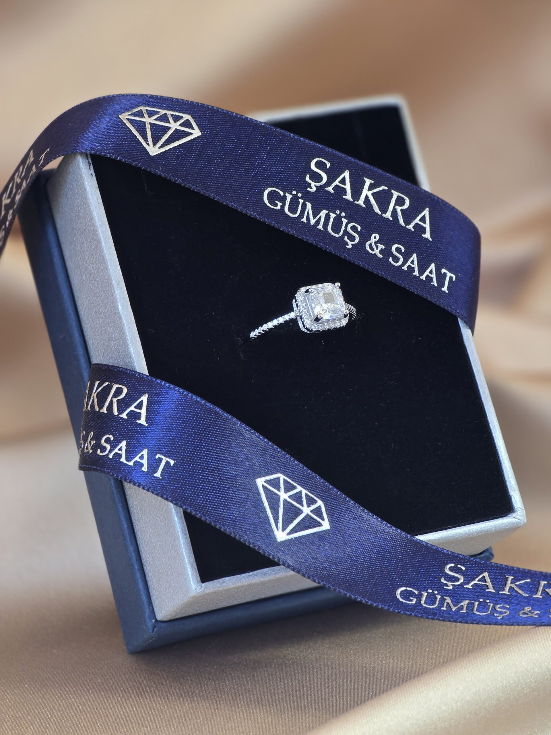 Kare Kesim Halo Tasarımlı 925 Ayar Gümüş Tektaş Yüzük – 3.3 Gram - Görsel 2