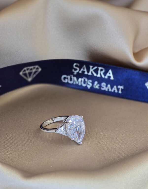 Damlataş (Pear Cut) Tektaş Modeli 925 Ayar Gümüş Yüzük – 8 Gram