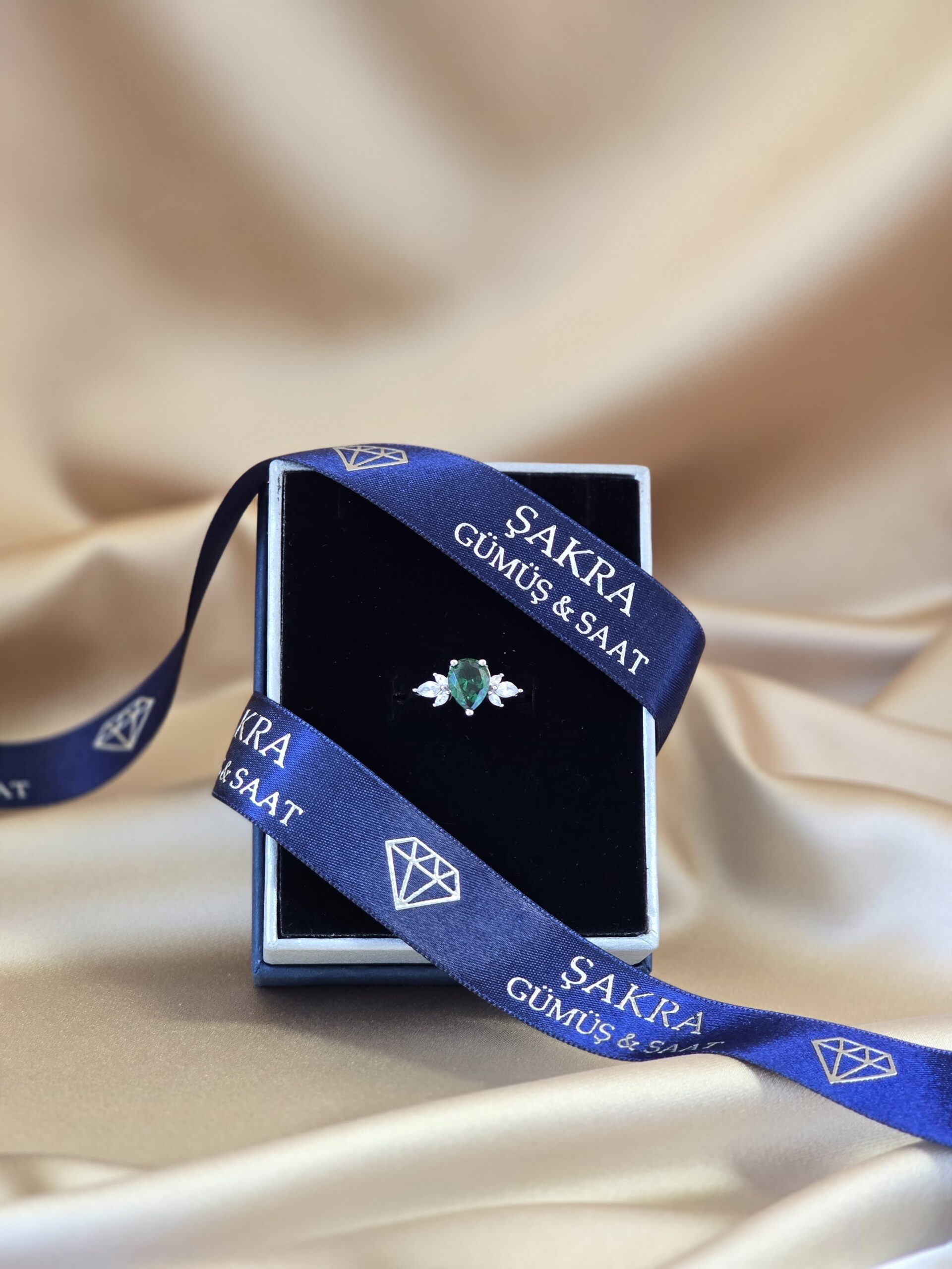 Zümrüt Yeşili Damla Taşlı Kanat Detaylı 925 Ayar Gümüş Yüzük – 2.4 Gram - Görsel 3