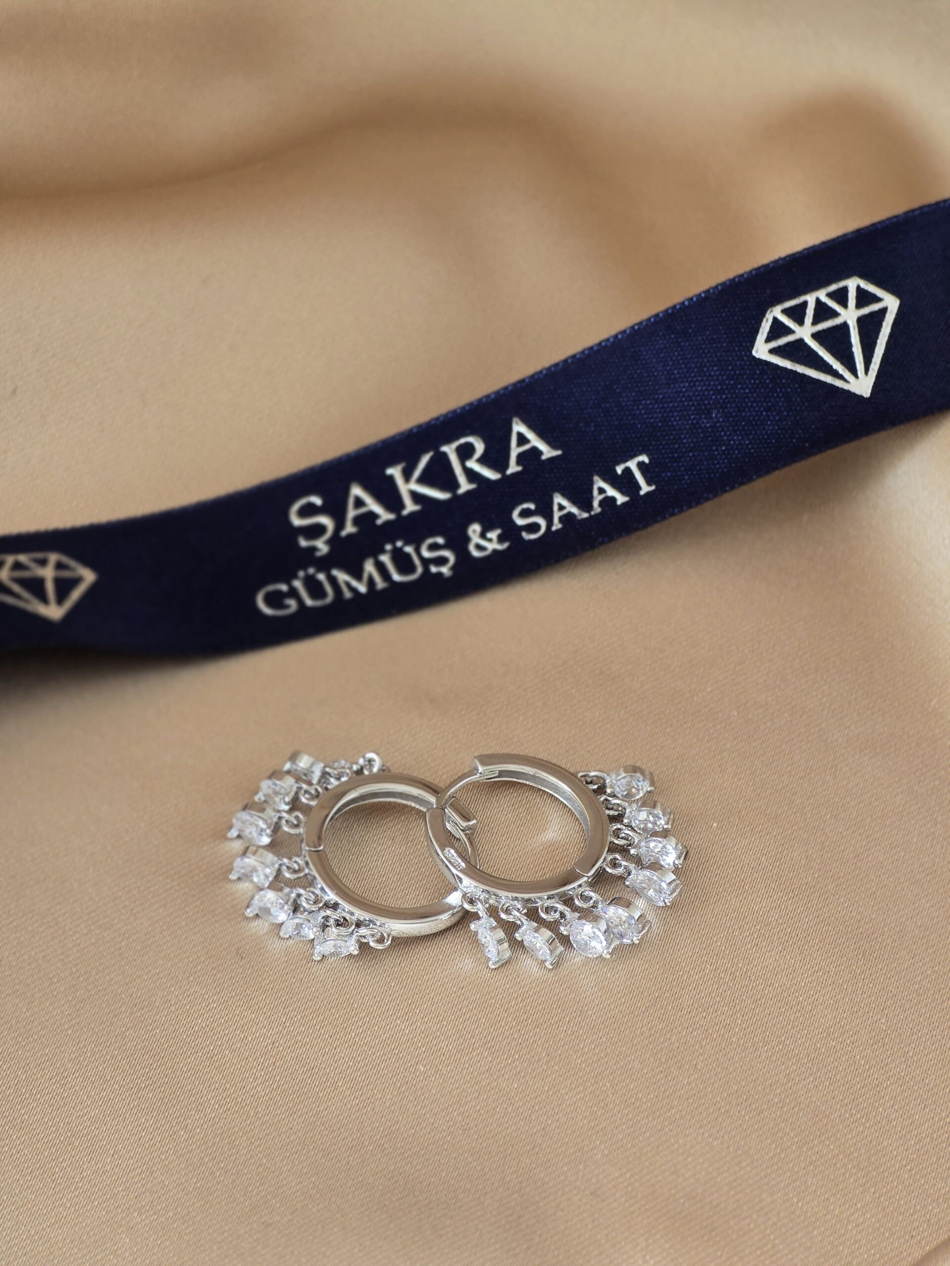 Çoklu Taş Detaylı Işıltılı Özel Tasarım Gümüş Küpe - Görsel 3