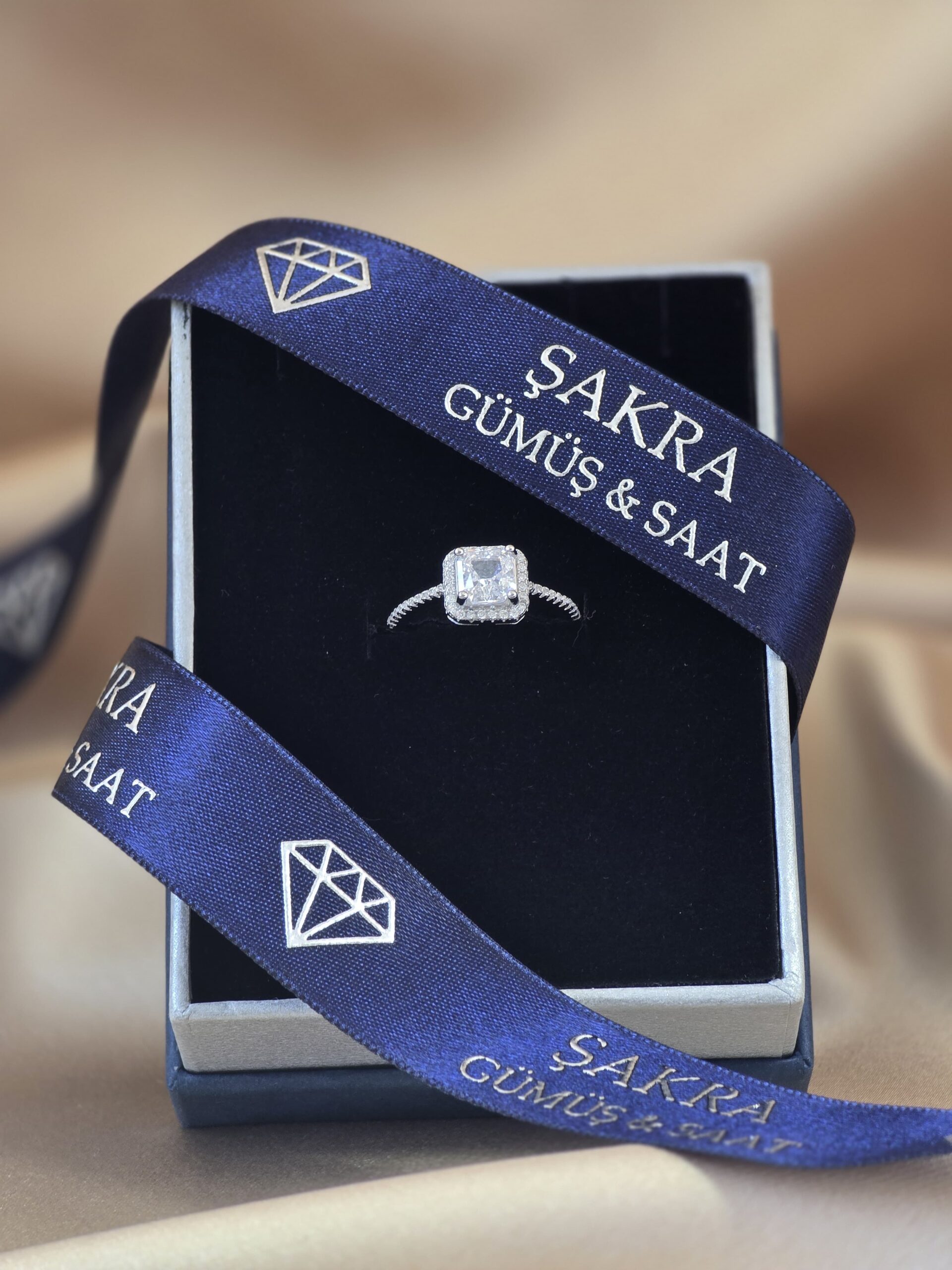 Kare Kesim Halo Tasarımlı 925 Ayar Gümüş Tektaş Yüzük – 3.3 Gram - Görsel 3