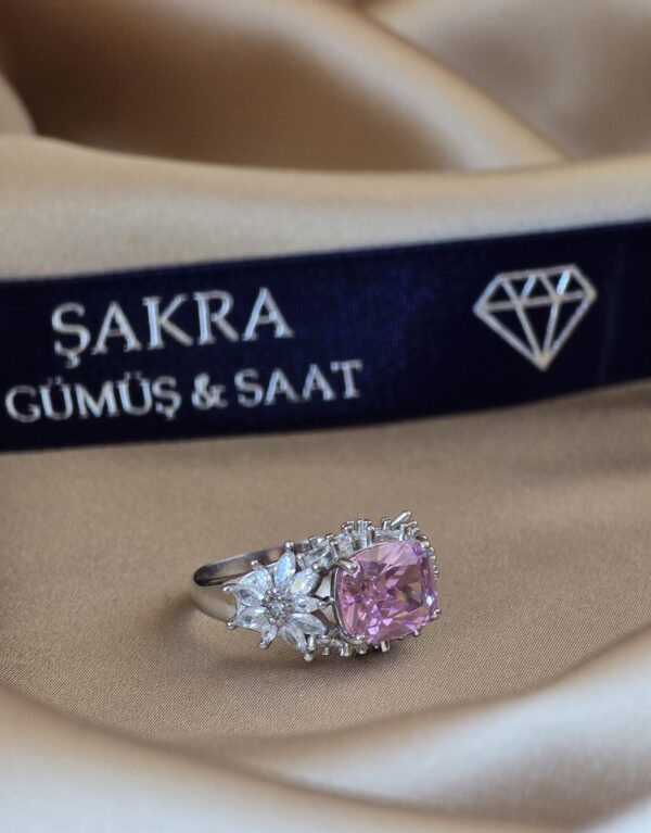 Pembe Cushion Kesim Çiçek Detaylı Bayan Gümüş Yüzük – 6.3 gr | Şakra Gümüş & Saat