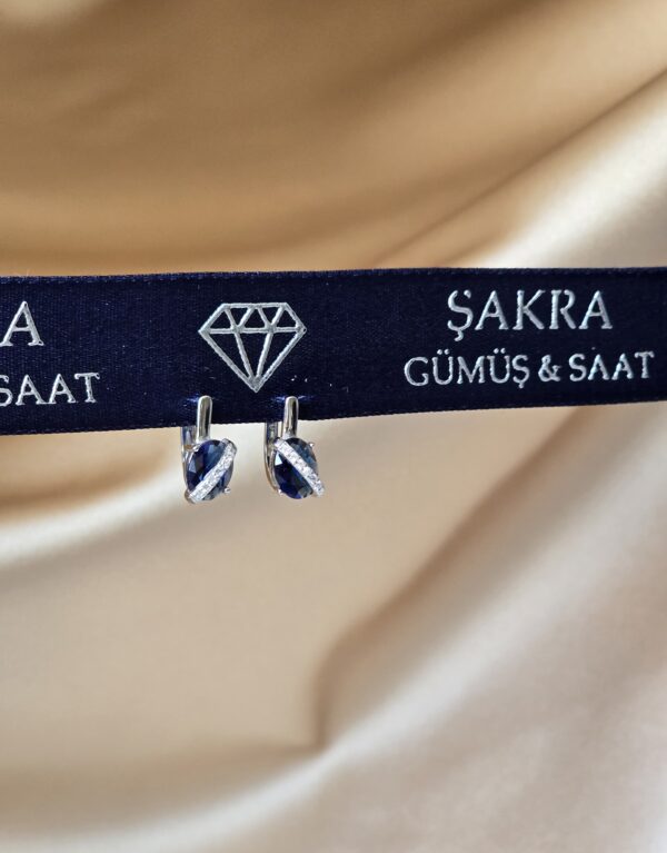Lacivert Oval Taşlı Çapraz Baget Detaylı Gümüş Küpe