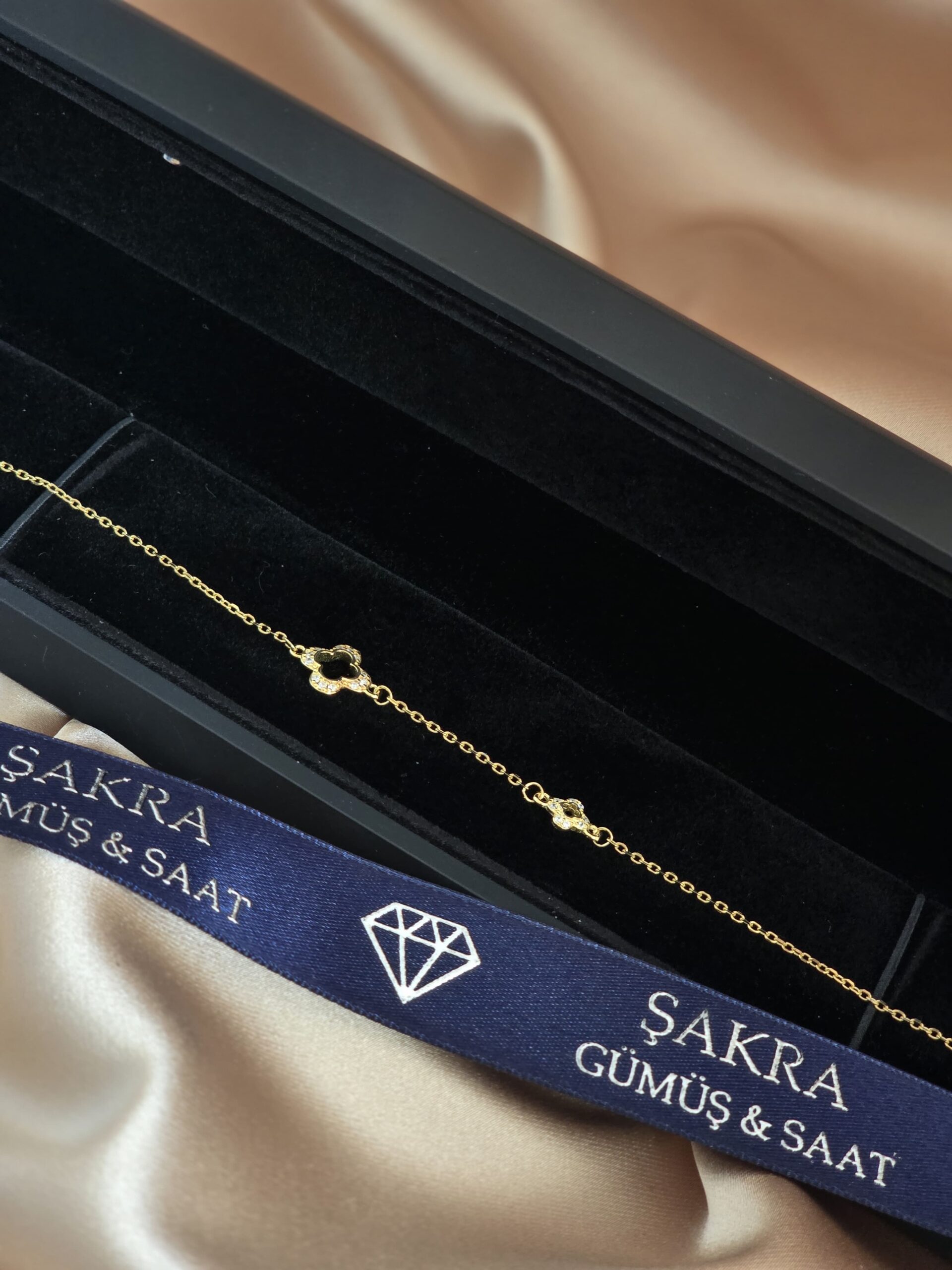 Altın Kaplama İnce Formlu Figürlü Gümüş Bileklik - Görsel 2