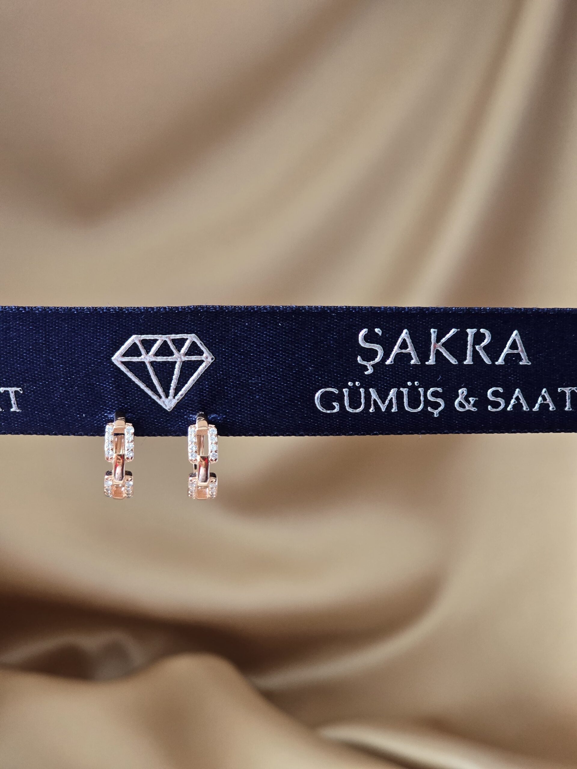 Rose Gold Bağlantı Formlu Taş Detaylı Mini Gümüş Küpe - Görsel 2