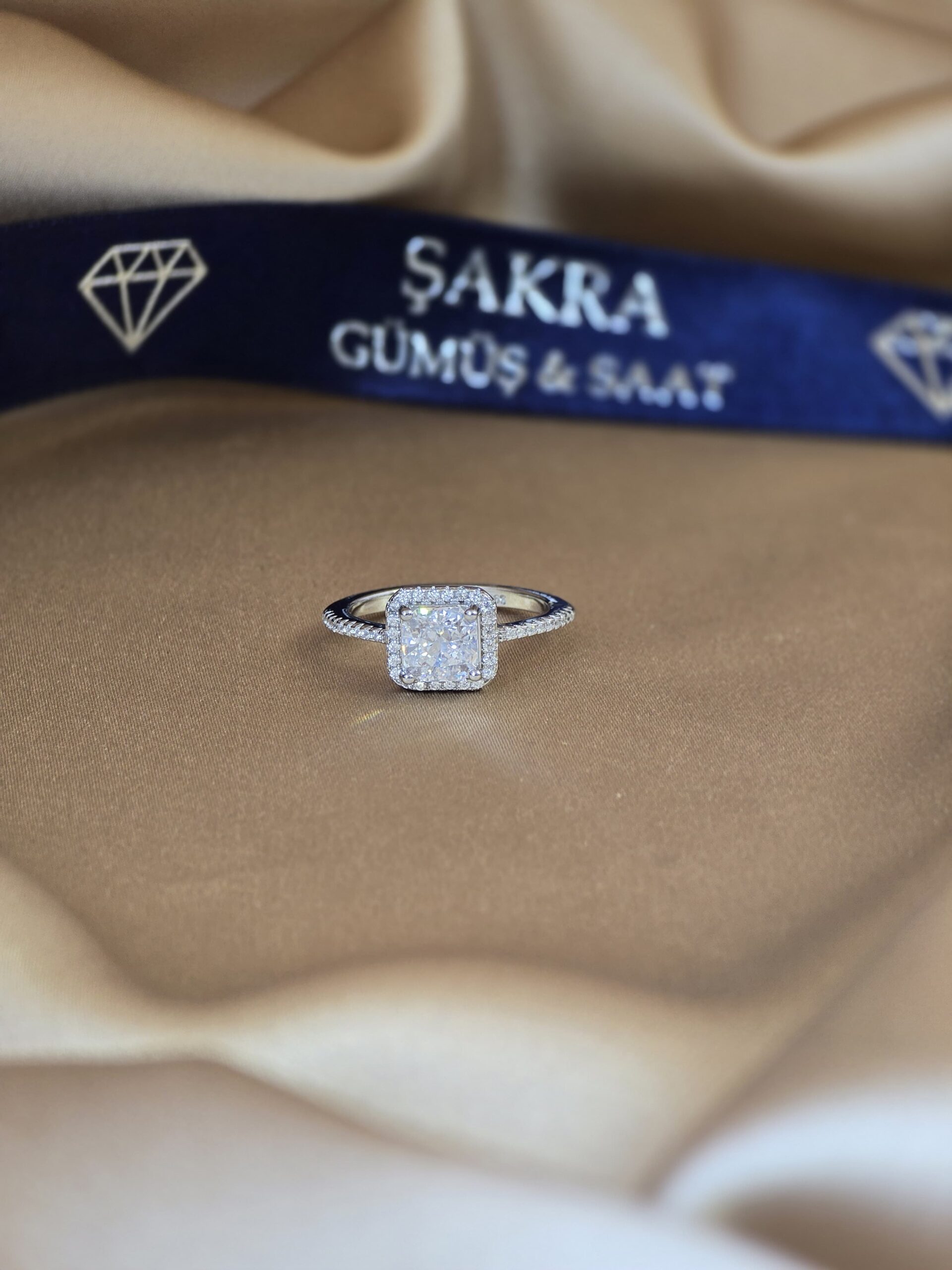 Kare Kesim Halo Tasarımlı 925 Ayar Gümüş Tektaş Yüzük – 3.3 Gram