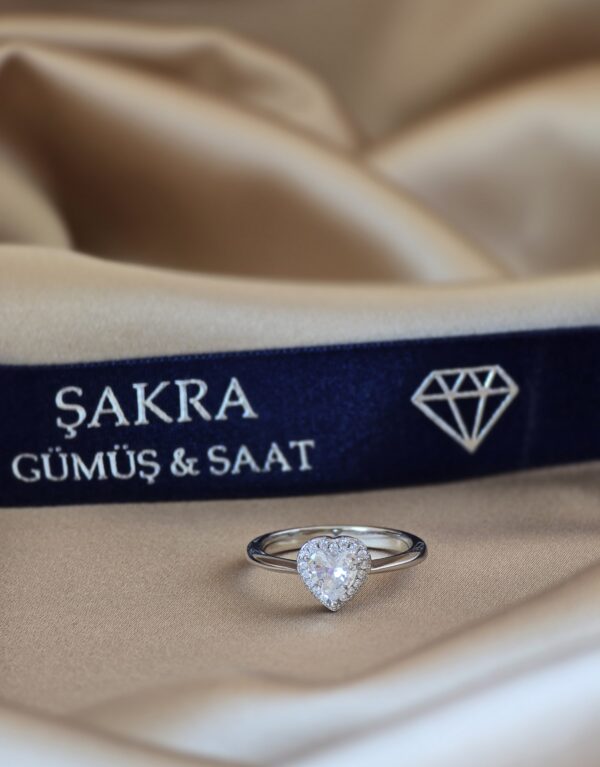 Kalp Kesim Zirkon Taşlı Aşk Temalı Bayan Gümüş Yüzük – 3.7 gr | Şakra Gümüş & Saat