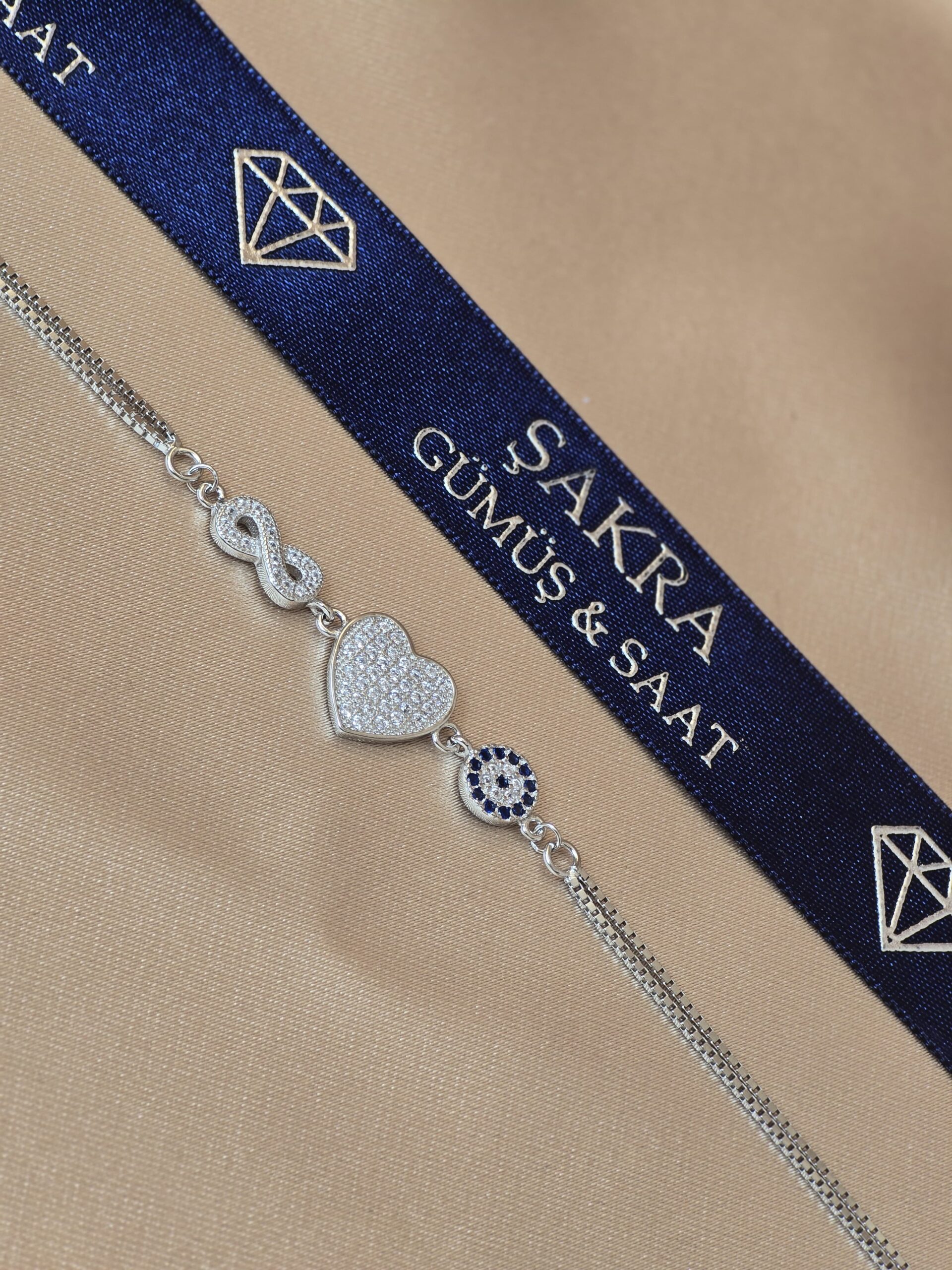 Üç Figürlü Sonsuzluk – Kalp – Nazar Detaylı Gümüş Bileklik