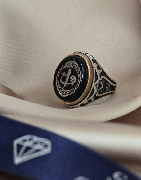 Vav Harfli Siyah Oniks Taşlı Erkek Gümüş Yüzük – 18.7 gr | Şakra Gümüş & Saat