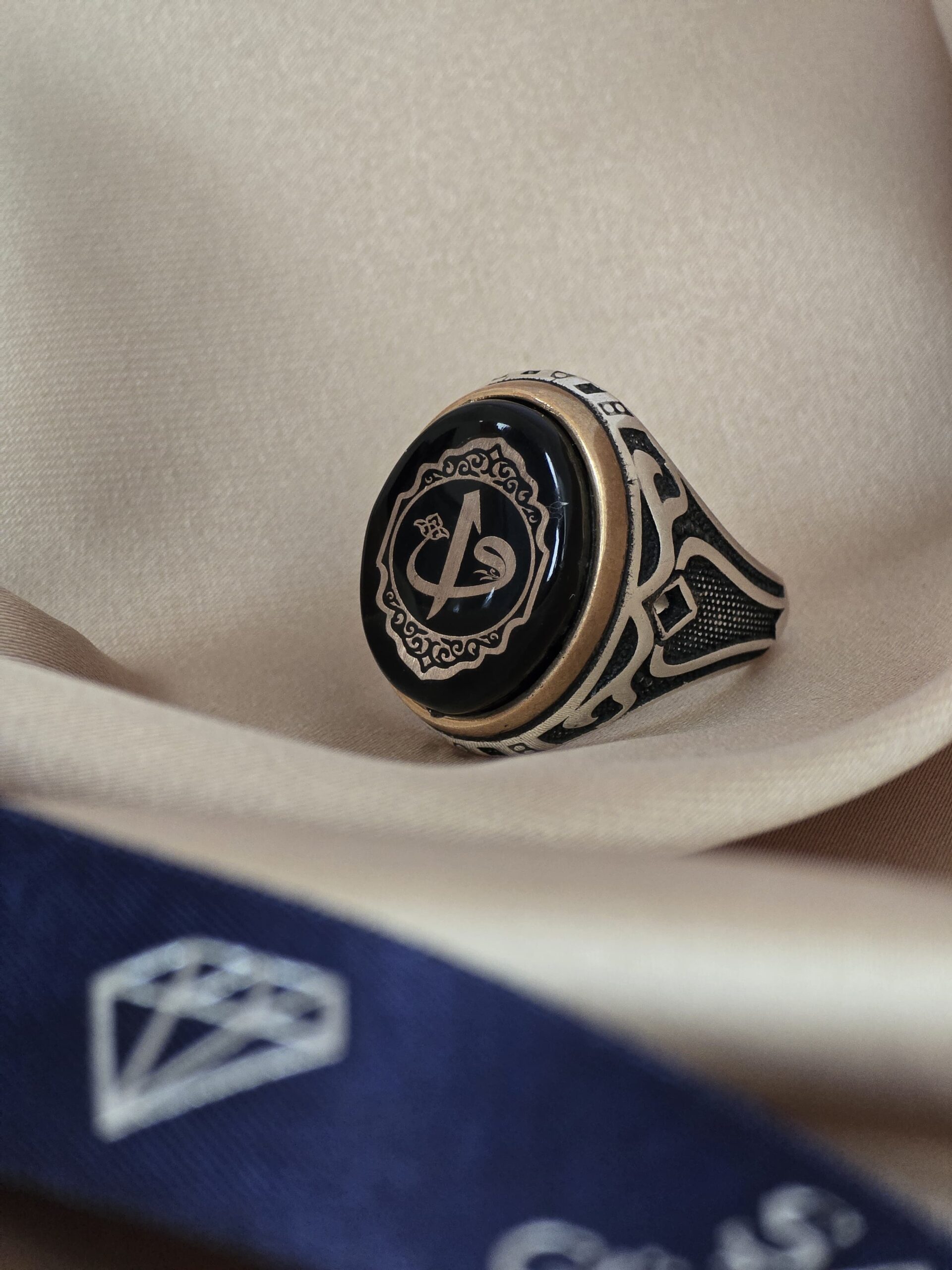 Vav Harfli Siyah Oniks Taşlı Erkek Gümüş Yüzük – 18.7 gr | Şakra Gümüş & Saat