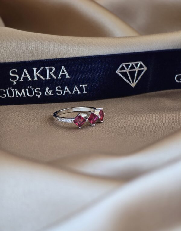 Üçlü Pembe Taşlı Zarif Bayan Gümüş Yüzük – 2.1 gr | Şakra Gümüş & Saat