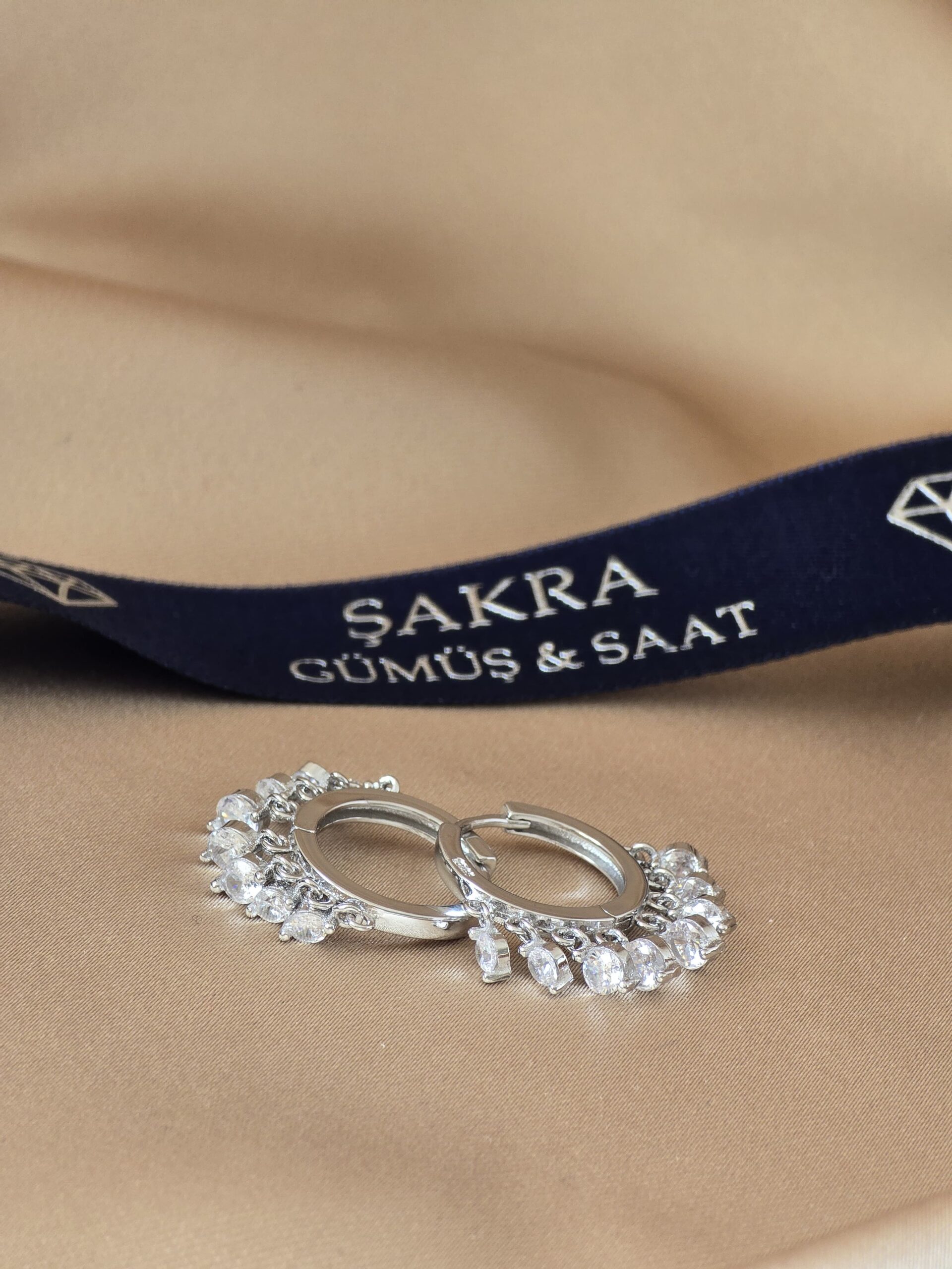 Çoklu Taş Detaylı Işıltılı Özel Tasarım Gümüş Küpe - Görsel 2