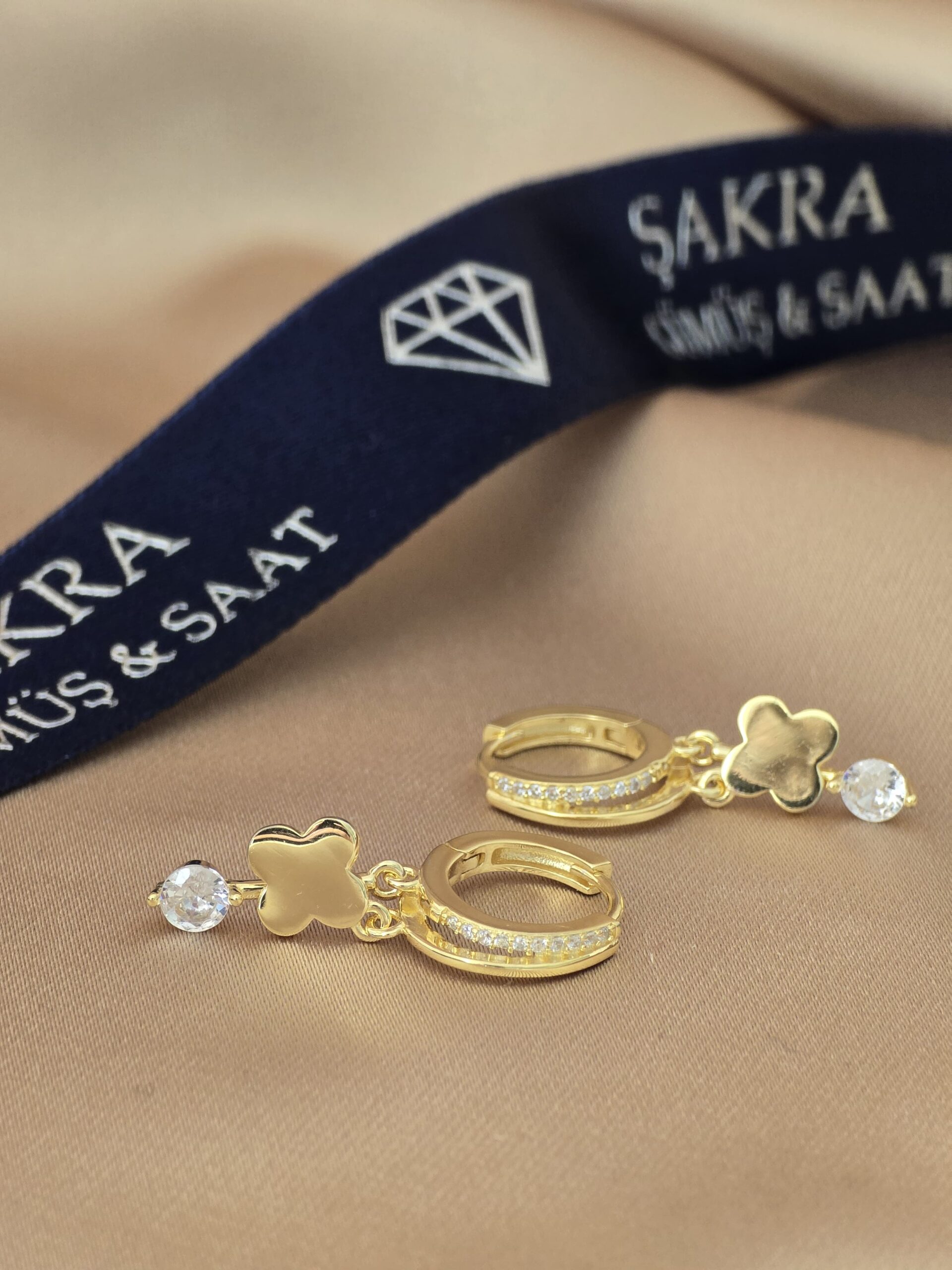 Altın Kaplama Yonca Figürlü Sallantılı Taş Detaylı Gümüş Küpe - Görsel 2