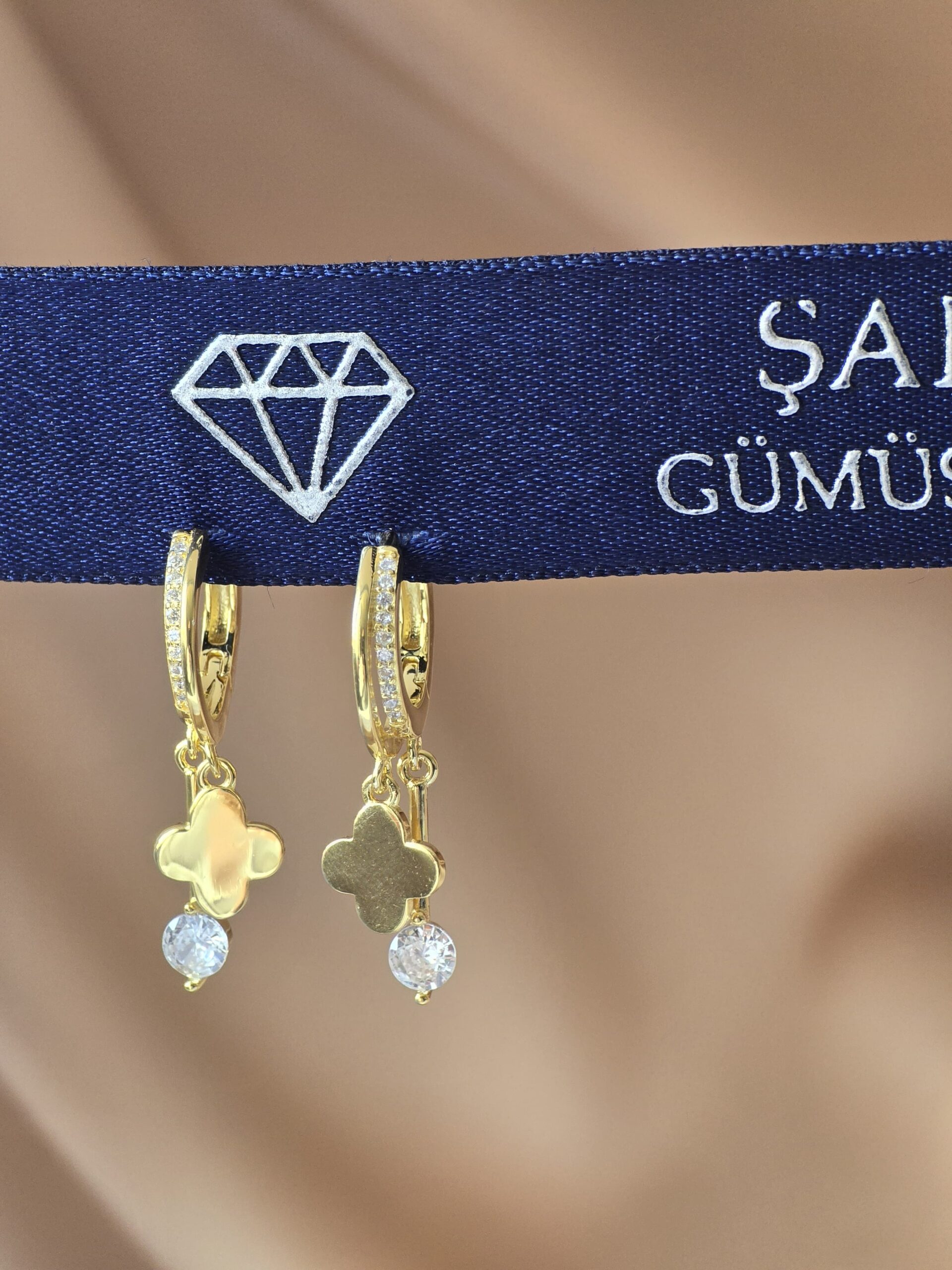 Altın Kaplama Yonca Figürlü Sallantılı Taş Detaylı Gümüş Küpe