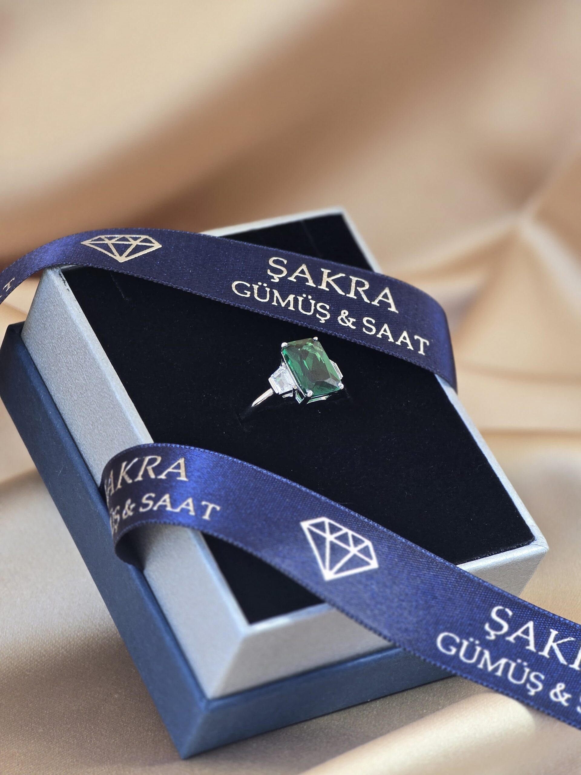 Zümrüt Yeşili Baget Taşlı Minimal Tasarım 925 Ayar Gümüş Yüzük – 3.8 Gram - Görsel 3