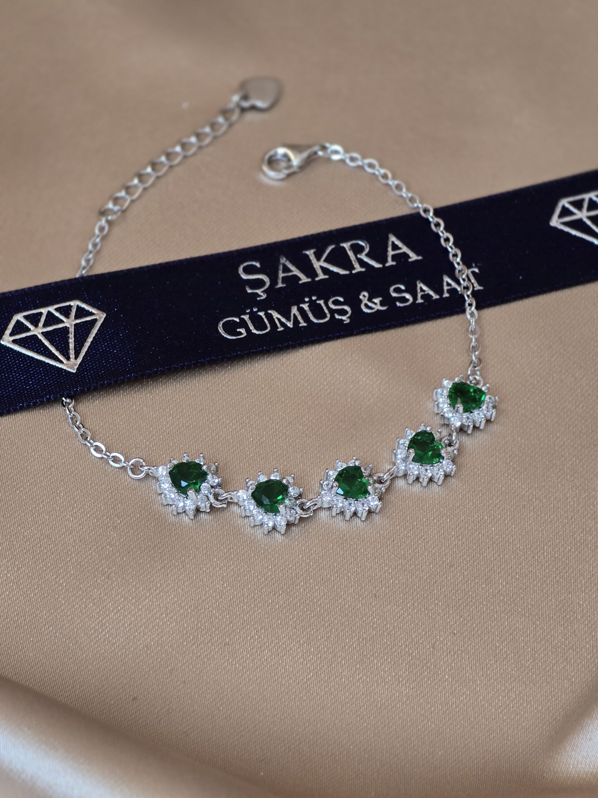 Zümrüt Yeşili Çiçek Formlu Taş Detaylı Gümüş Bileklik