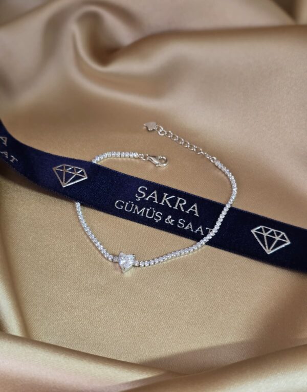 Kalp Kesim Taş Detaylı İnce Taş Dizilimli Gümüş Bileklik