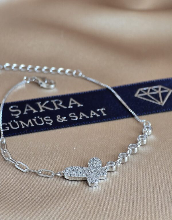 Kelebek Motifli Taş İşlemeli Zarif Gümüş Bileklik
