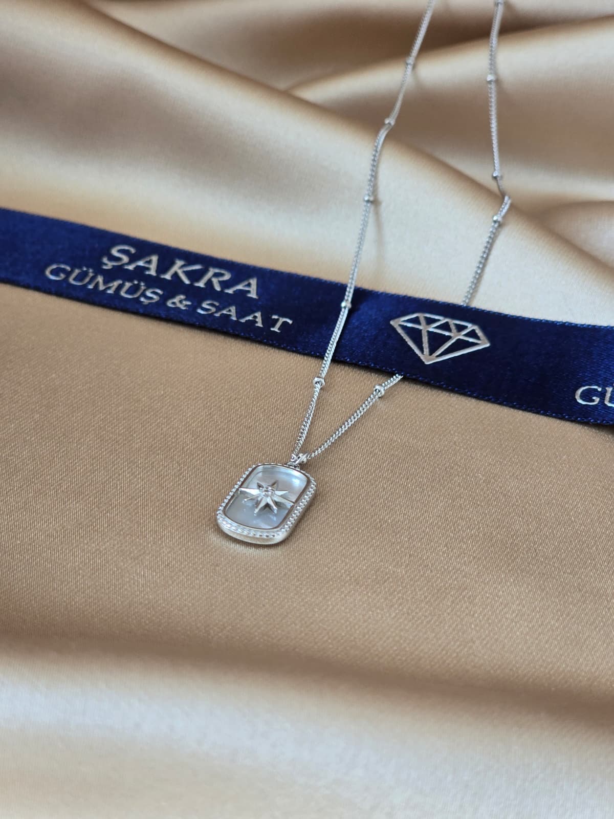 Sedef Üzerine Yıldız Motifli Dikdörtgen 925 Ayar Gümüş Kolye