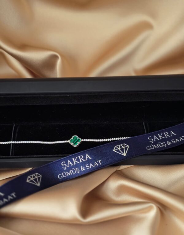 Yeşil Taşlı Yonca Detaylı Taş Dizilimli Gümüş Bileklik