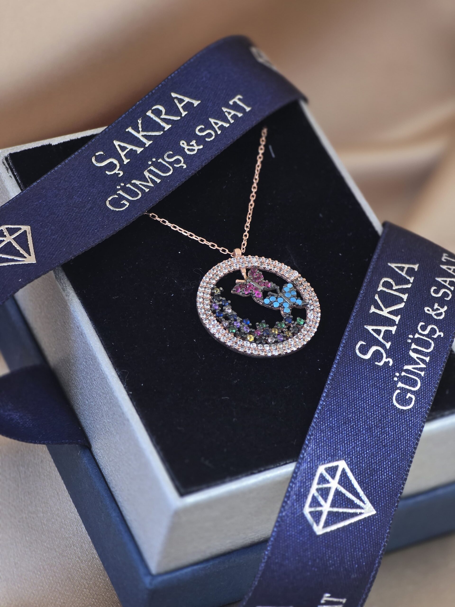 Renkli Kelebek ve Çiçek Figürlü Yuvarlak Tasarım 925 Ayar Gümüş Kolye – Rose Kaplama - Görsel 2