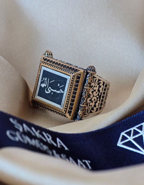 Arapça “Hasbiyallah” Yazılı Kare Erkek Gümüş Yüzük – 19.5 gr | Şakra Gümüş & Saat