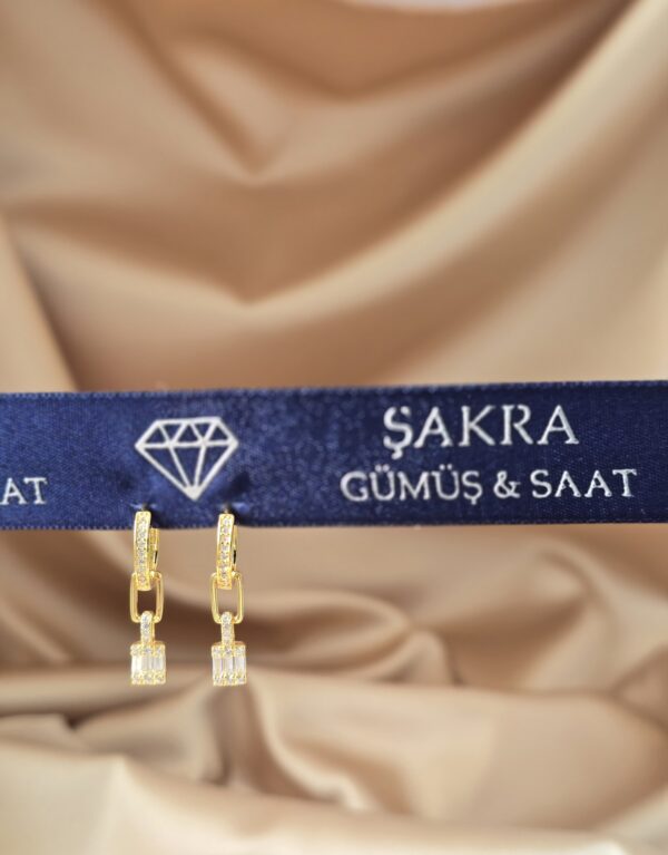 Altın Renk Baget Taşlı Zincir Form Gümüş Küpe – 3 gr | Şakra Gümüş & Saat