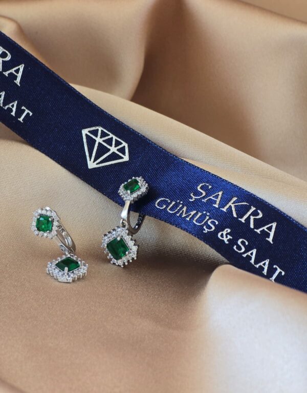 Zümrüt Taşlı Kare Model Gümüş Küpe – 4 gr | Şakra Gümüş & Saat