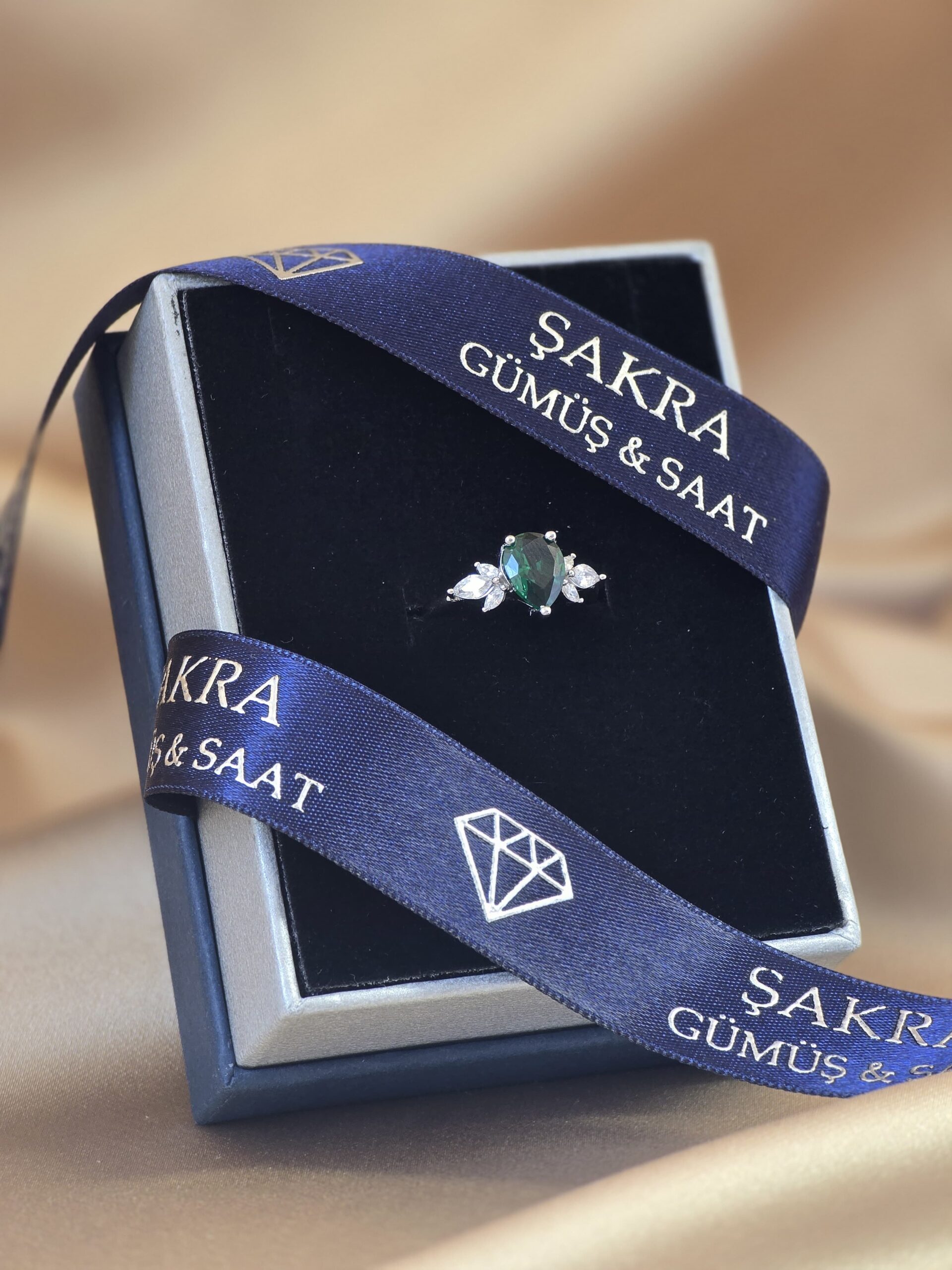 Zümrüt Yeşili Damla Taşlı Kanat Detaylı 925 Ayar Gümüş Yüzük – 2.4 Gram - Görsel 2