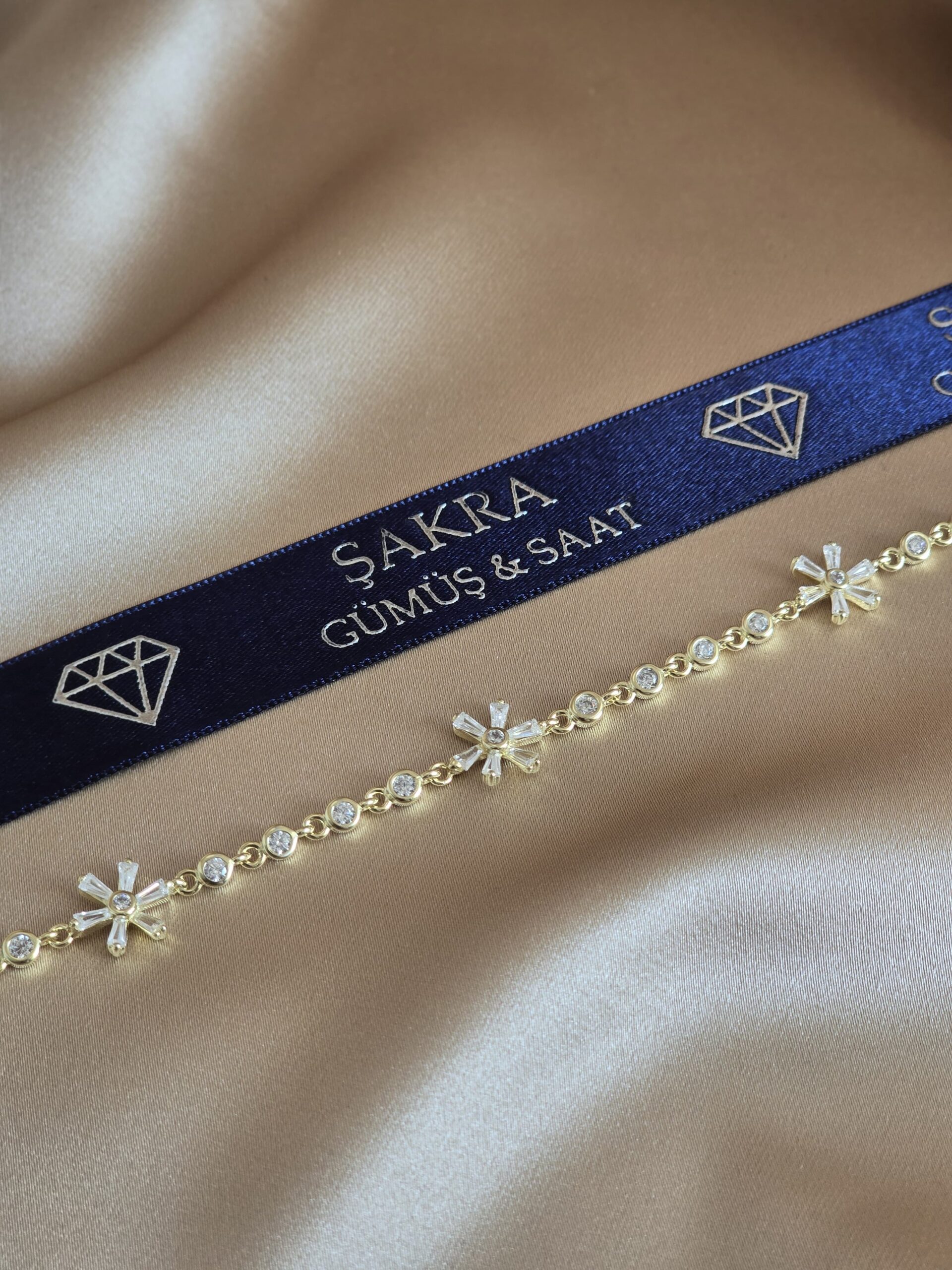 Altın Kaplama Baget Çiçek Detaylı Gümüş Bileklik