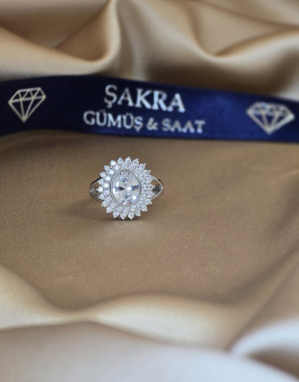 Oval Merkez Taşlı Çiçek Işıltılı 925 Ayar Gümüş Yüzük – 4.8 Gram