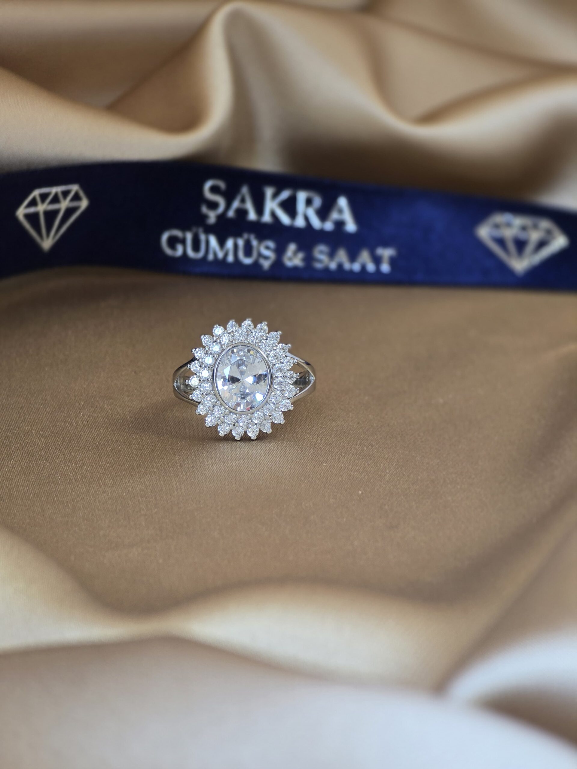 Oval Merkez Taşlı Çiçek Işıltılı 925 Ayar Gümüş Yüzük – 4.8 Gram