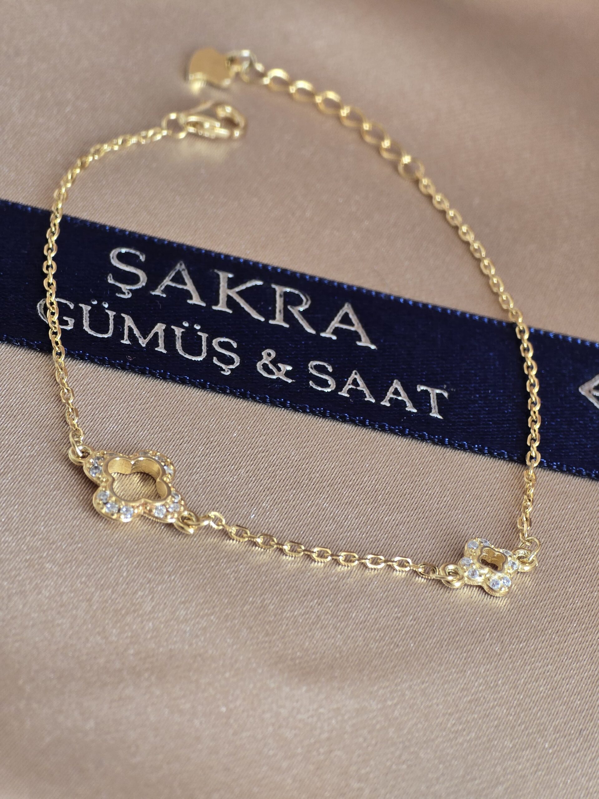 Altın Kaplama İnce Formlu Figürlü Gümüş Bileklik