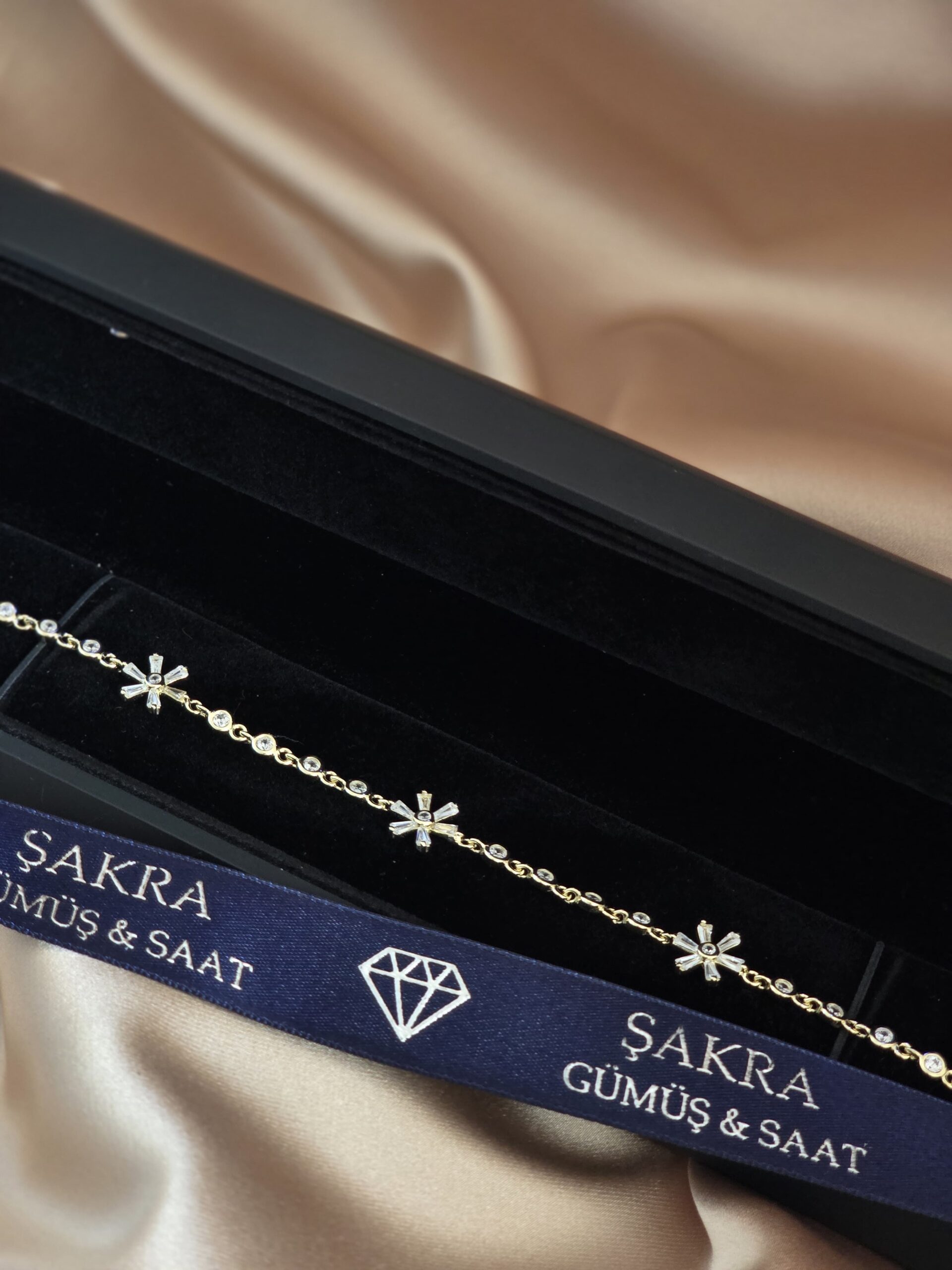 Altın Kaplama Baget Çiçek Detaylı Gümüş Bileklik - Görsel 2