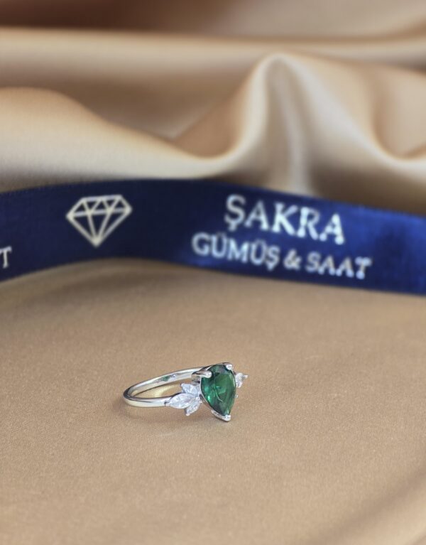 Zümrüt Yeşili Damla Taşlı Kanat Detaylı 925 Ayar Gümüş Yüzük – 2.4 Gram