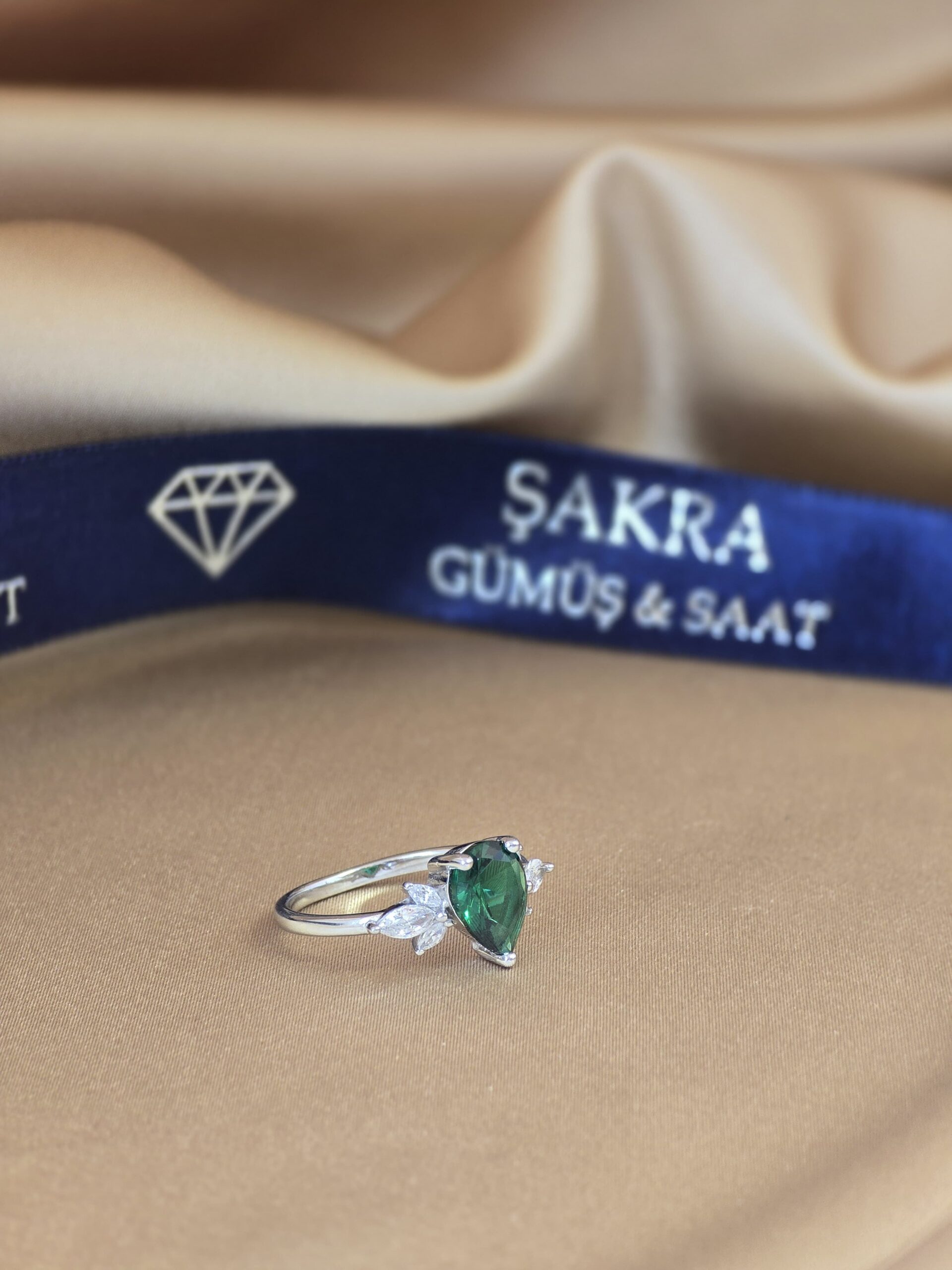 Zümrüt Yeşili Damla Taşlı Kanat Detaylı 925 Ayar Gümüş Yüzük – 2.4 Gram