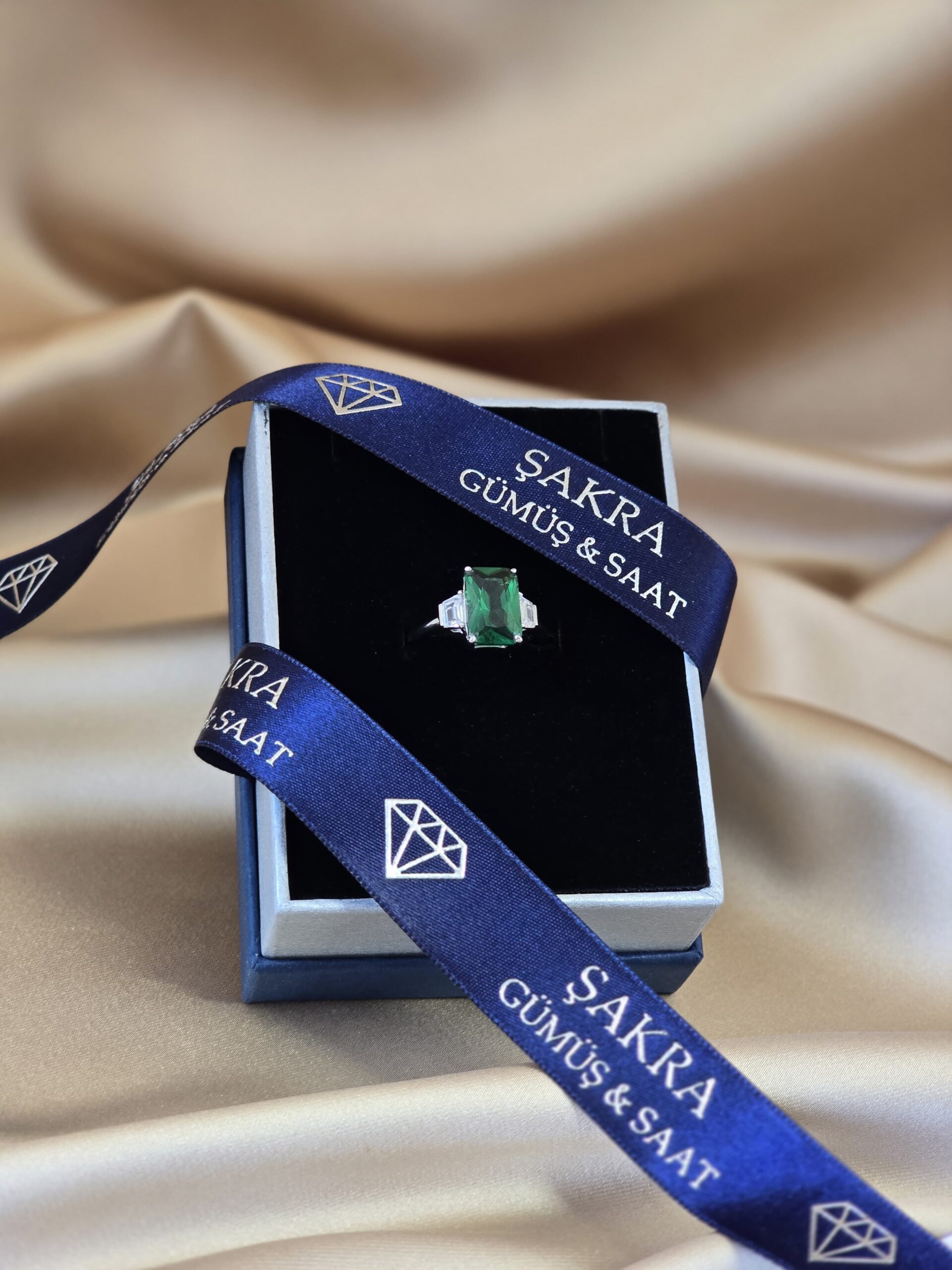 Zümrüt Yeşili Baget Taşlı Minimal Tasarım 925 Ayar Gümüş Yüzük – 3.8 Gram - Görsel 2